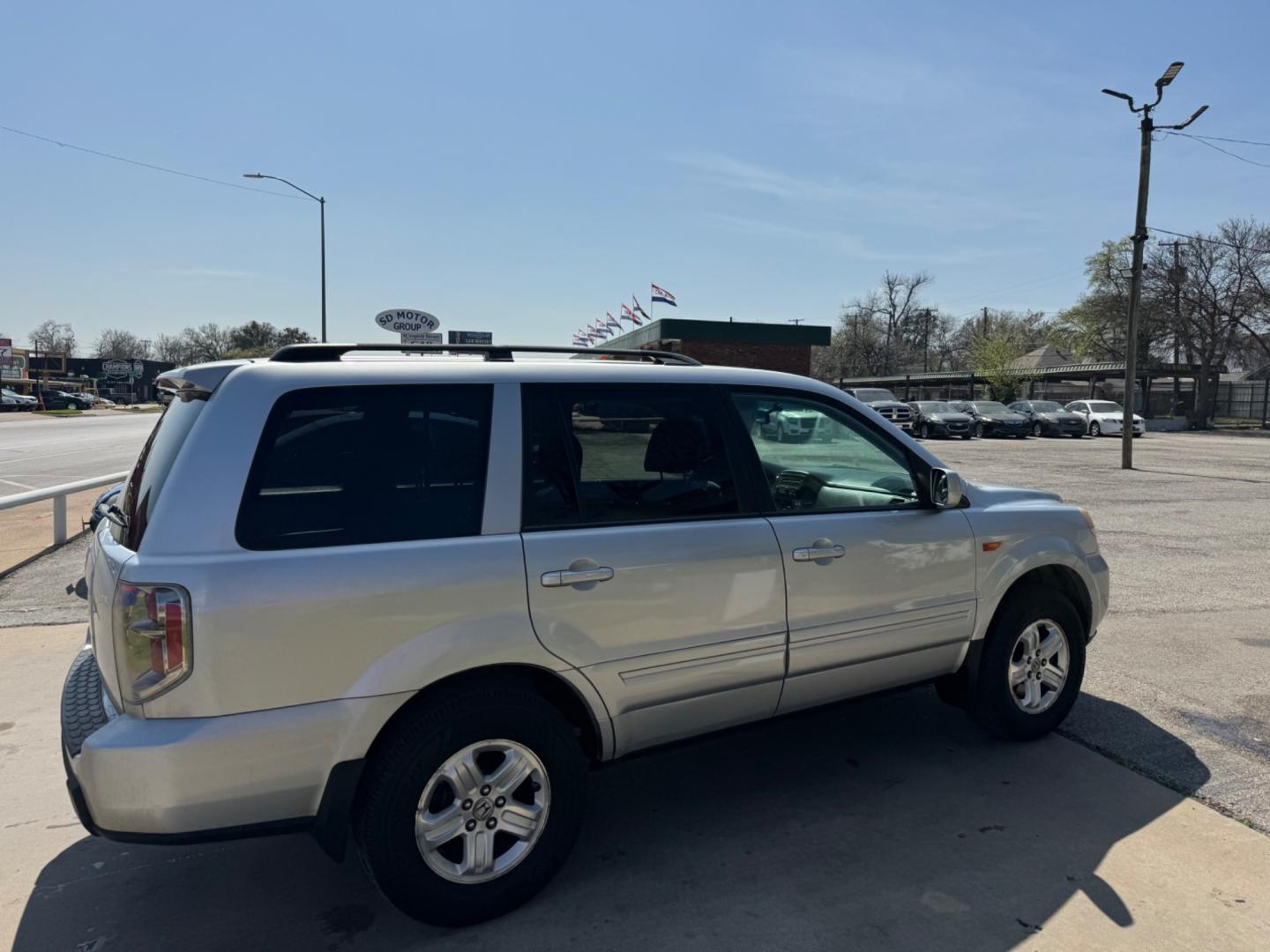 2008 Silver Honda Pilot (5FNYF28298B) , Automatic transmission, located at 3624 Hemphill St., Fort Worth, TX, 76110, (817) 926-8921, 32.696205, -97.331985 - Photo#5